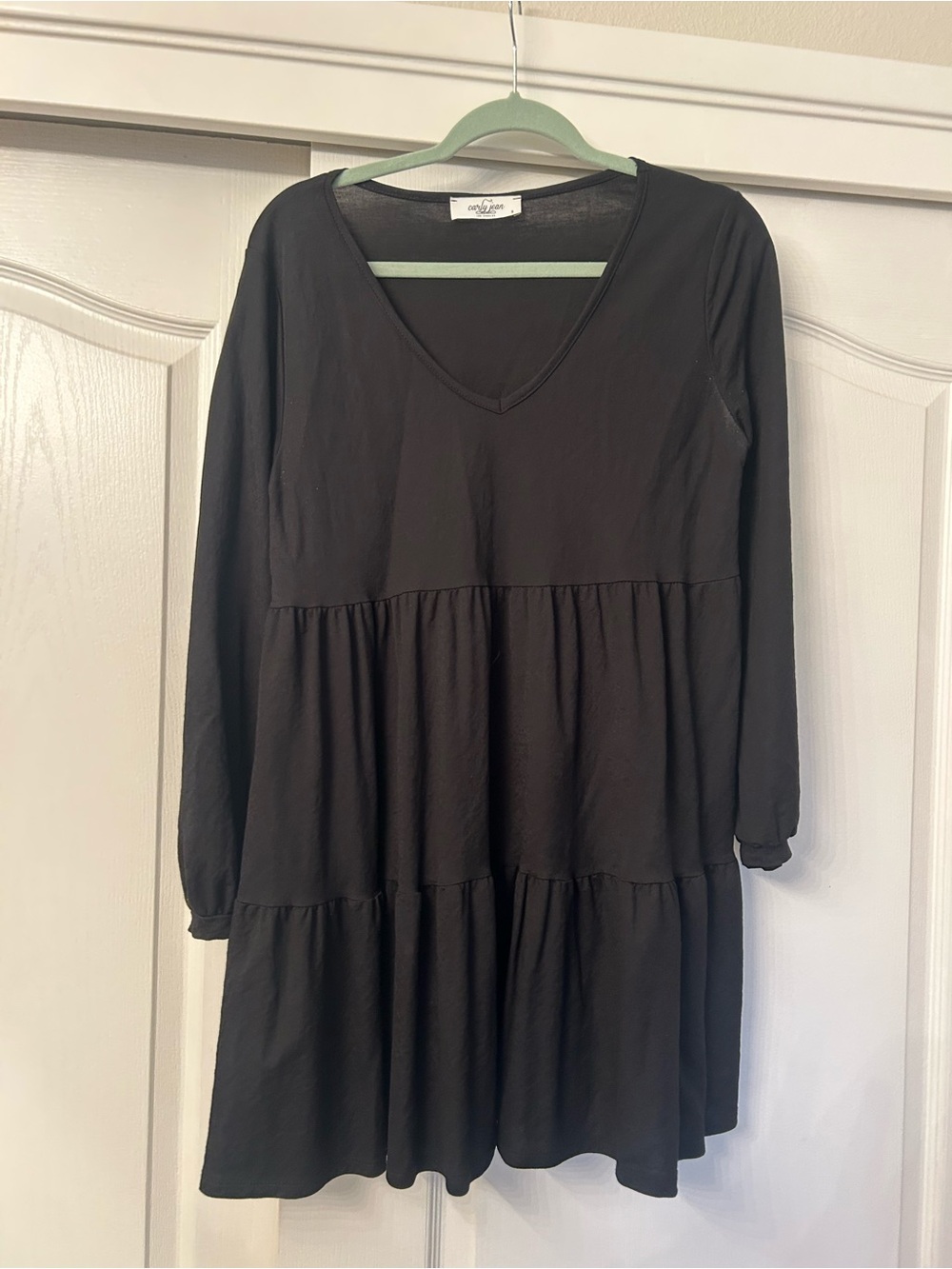 Carly Jean Los Angeles Black V-Neck Tiered Long-Sleeve Dress